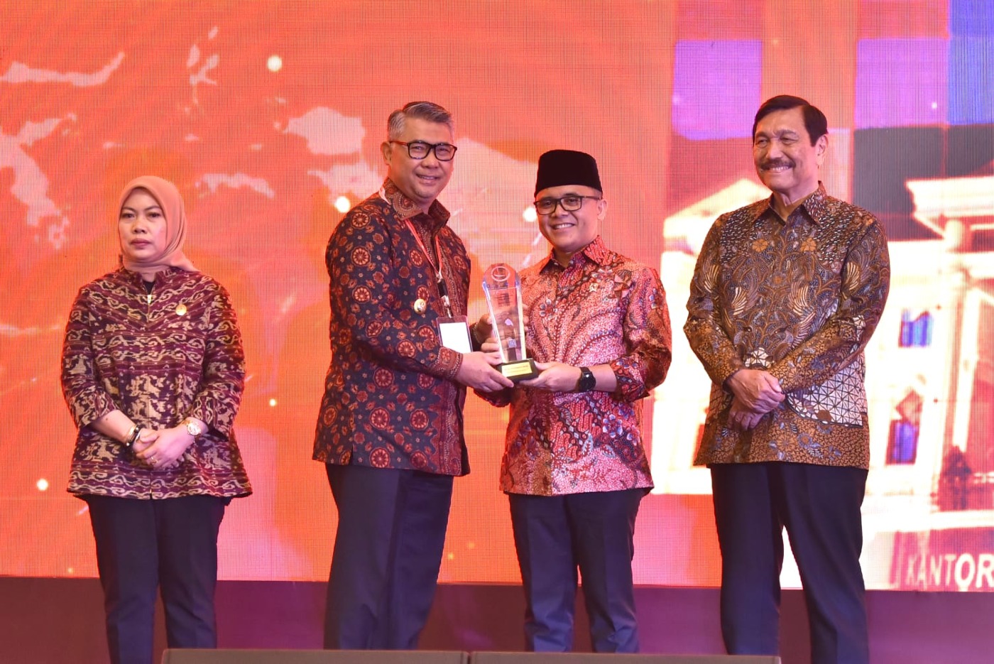 cover Lompatan Besar Tingkatkan SPBE, Fasha Raih Penghargaan KemenPAN-RB