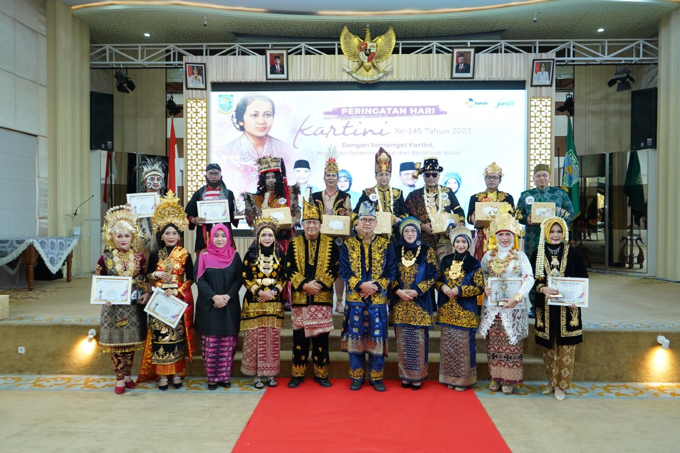 cover Unik, Parade Baju Adat Nusantara Meriahkan Hari Kartini di Kota Jambi