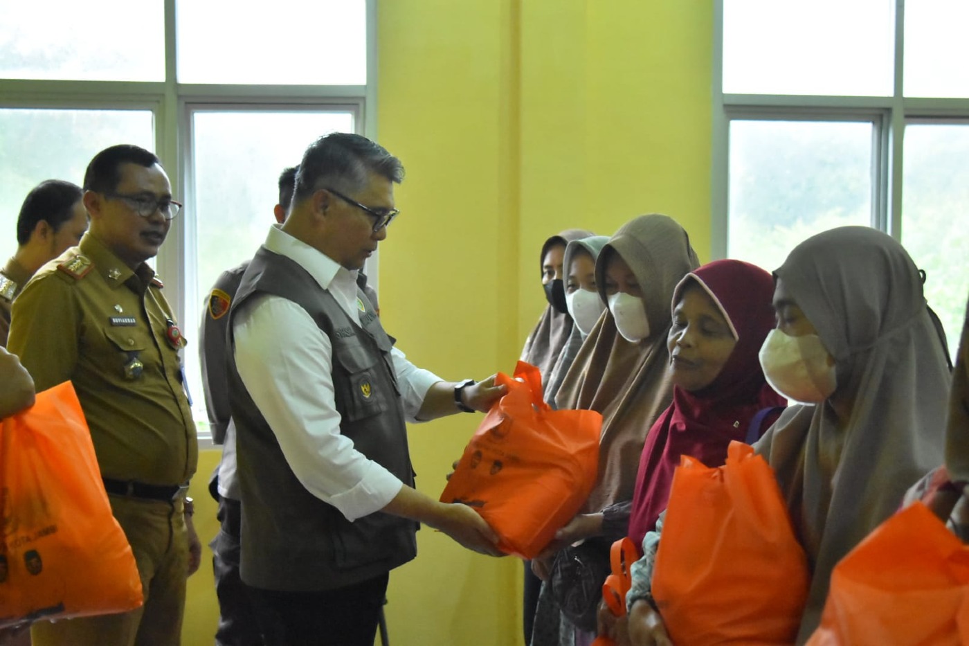 cover Tuntaskan Kemiskinan Ekstrem Kota Jambi, Fasha Serahkan Bantuan Sosial