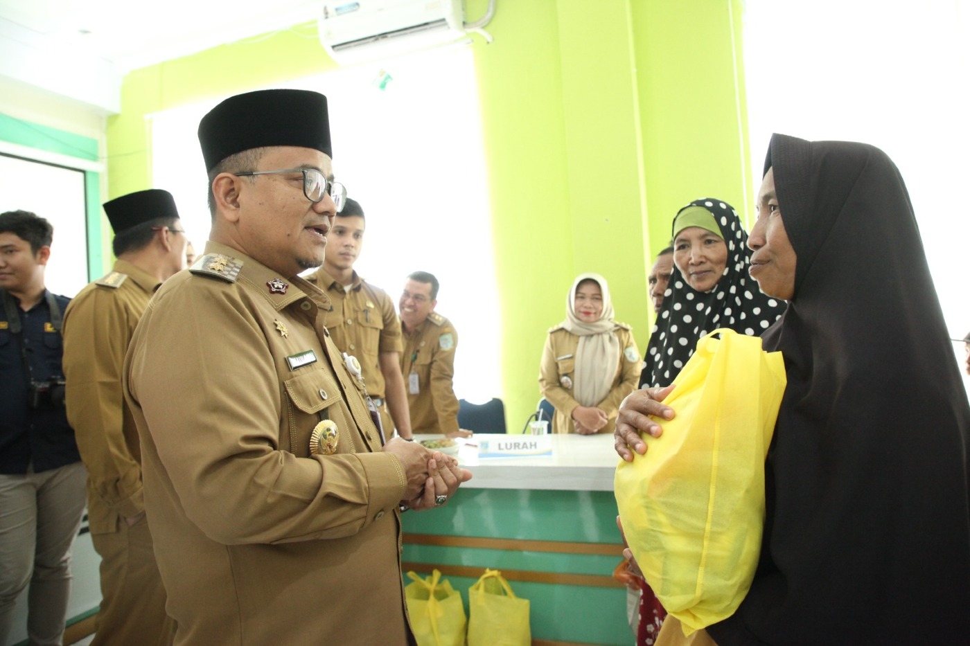 cover Maulana Serahkan Bantuan Sosial Miskin Ekstrem di Kotabaru dan Alam Barajo