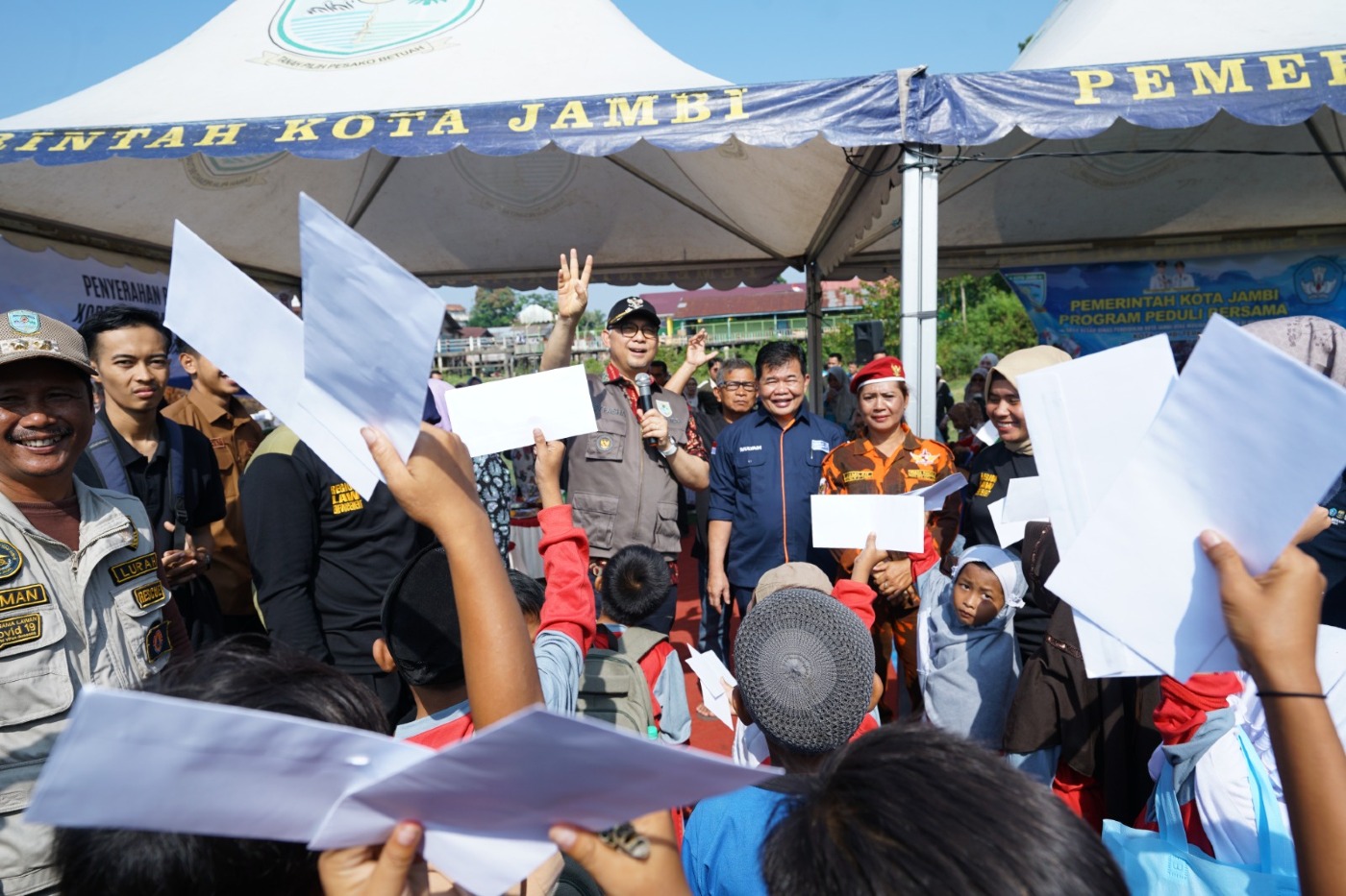 cover Akhiri Masa Tanggap Bencana, Wali Kota Fasha Kembali Serahkan Bantuan Kebakaran Legok