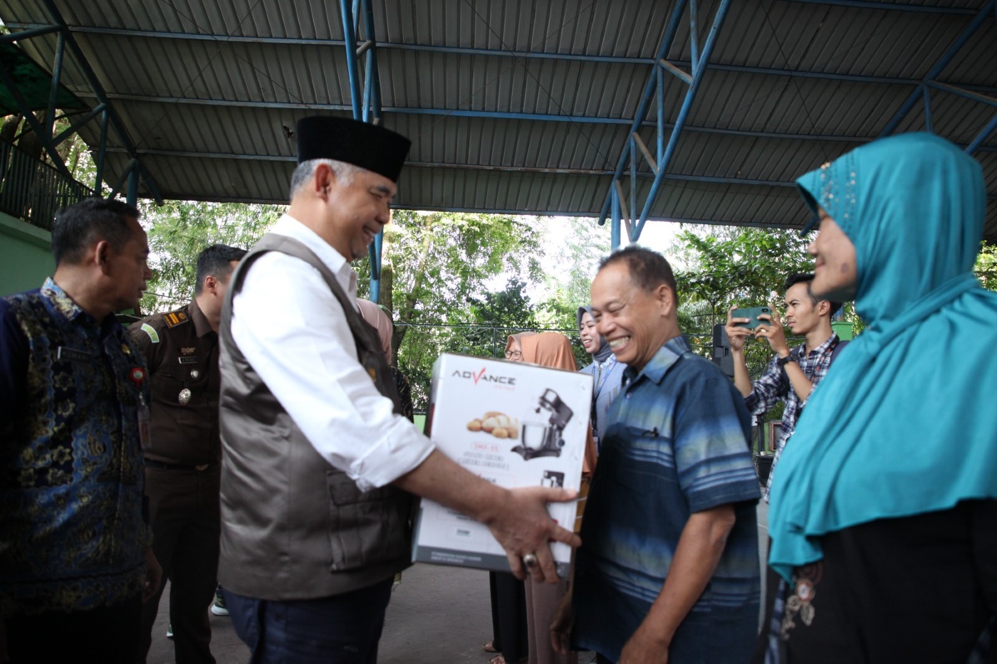 cover Target Reduksi 50% Angka Miskin Ekstrem Kota Jambi, Fasha Serahkan Bantuan Usaha UMKM