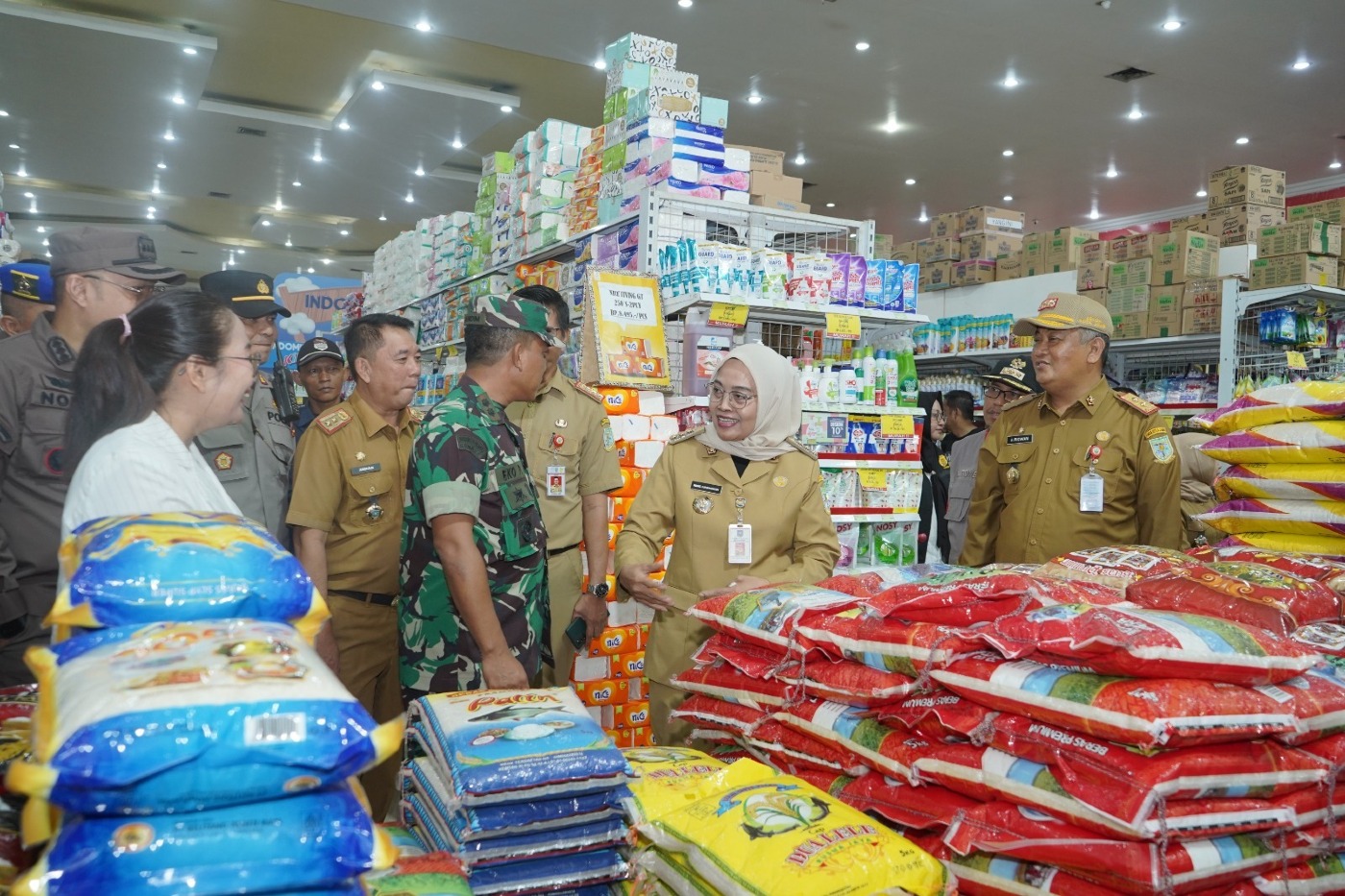 cover Pastikan Ketersediaan dan Harga, Penjabat Wali Kota Jambi Blusukan Pasar dan Pergudangan