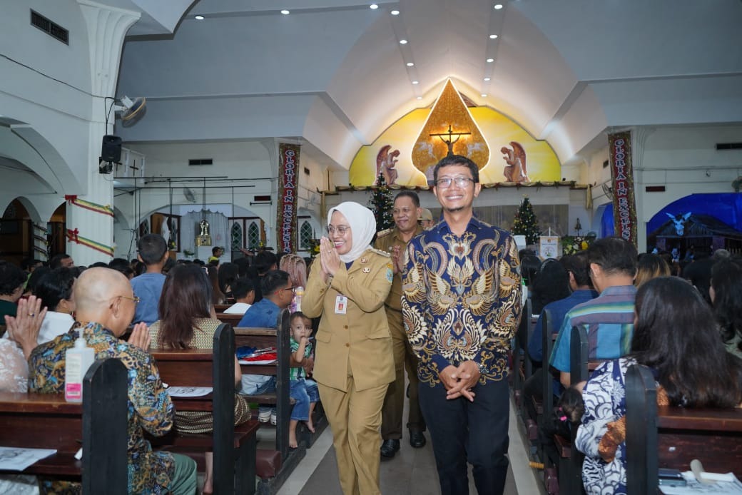 cover Hujan Deras Tak Surutkan Pj Walikota Jambi Tinjau Misa Malam Natal