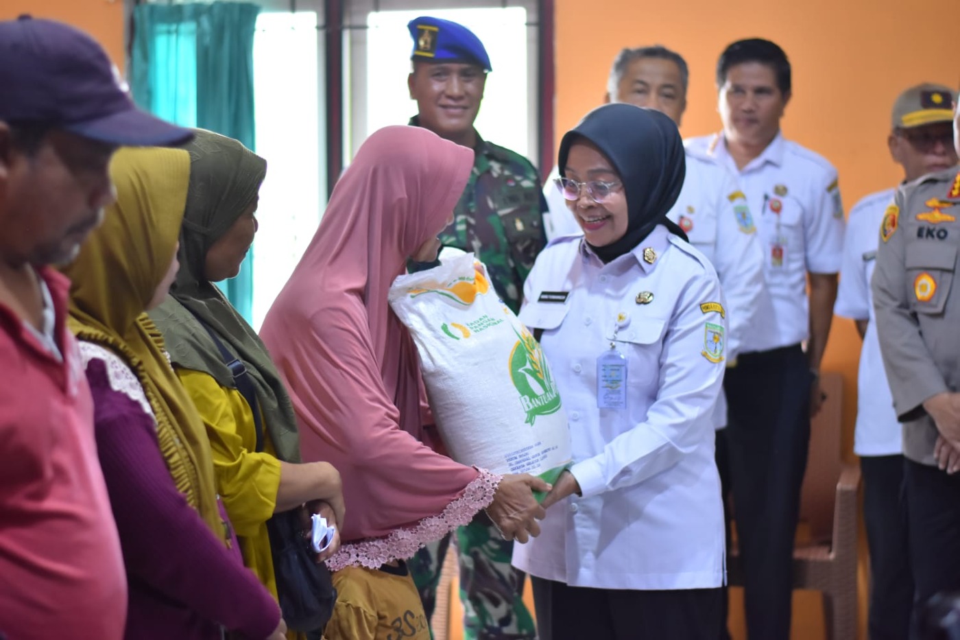 cover Pj Wali Kota Jambi Serahkan Secara Simbolis Bantuan Cadangan Beras Pemerintah (CBP) Tahun 2024 di Kelurahan Thehok