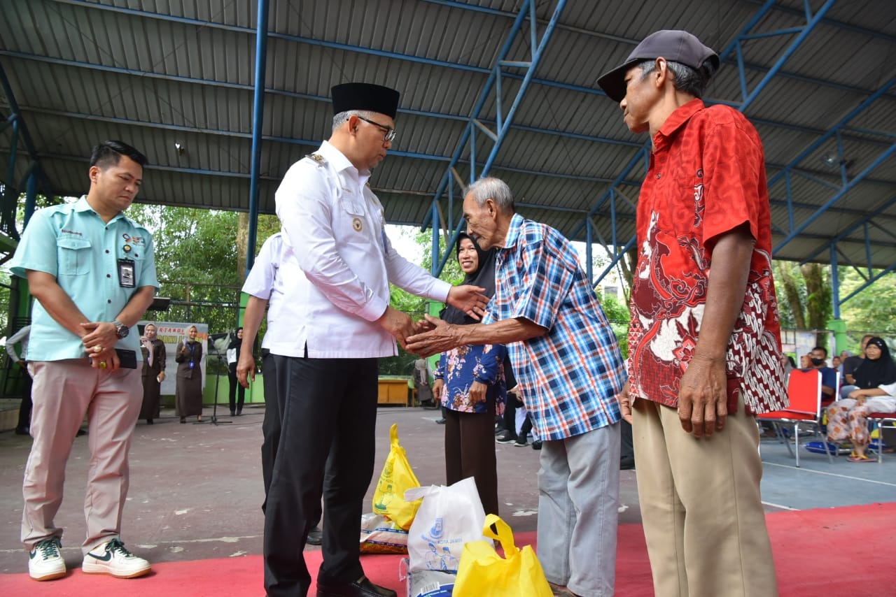 cover Bergerak Cepat, Fasha Serahkan Bantuan Bagi Masyarakat Miskin Ekstrem