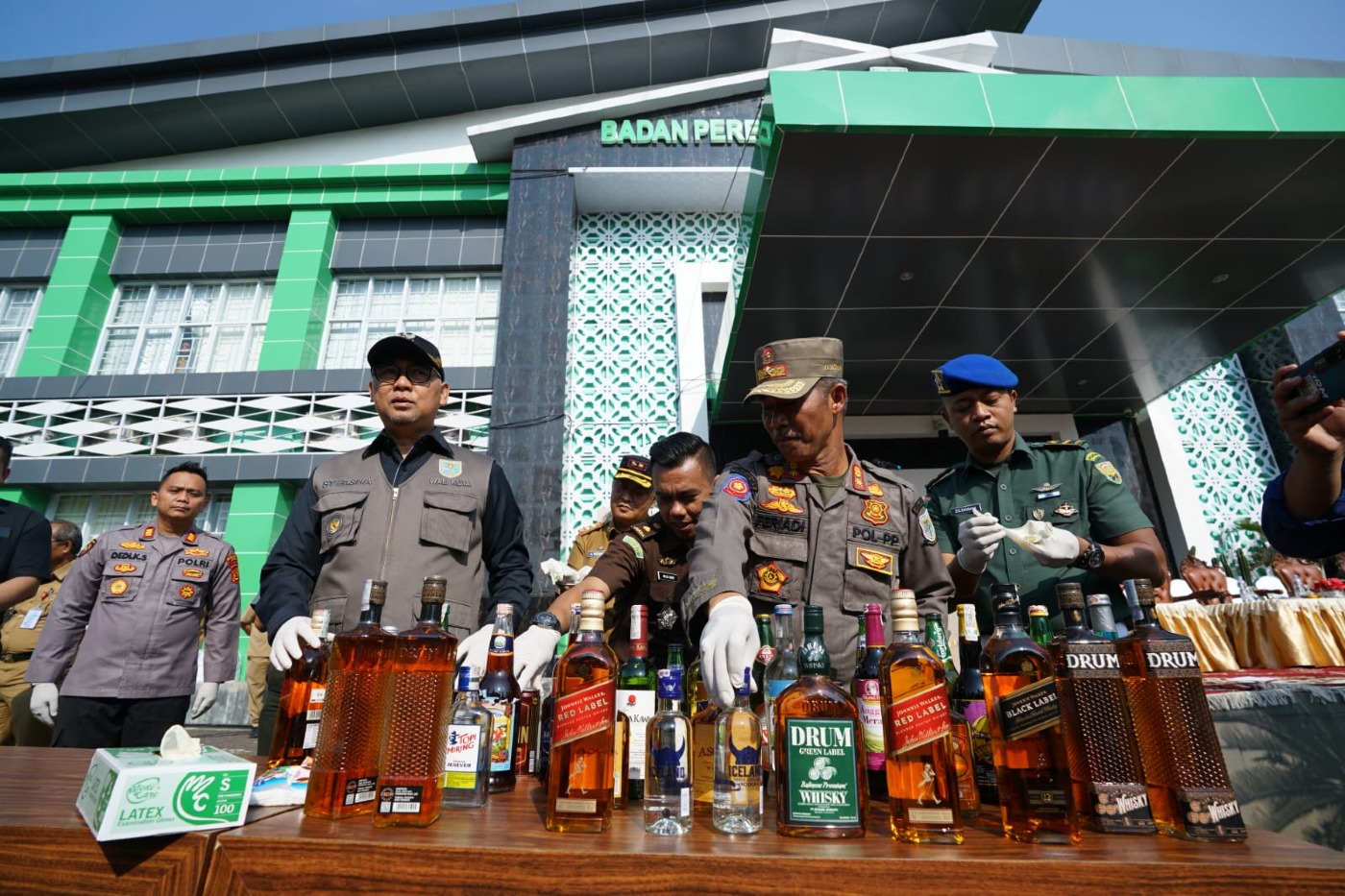 cover Operasikan Sendiri Tandem Roller, Fasha Ratakan Ribuan Botol Miras