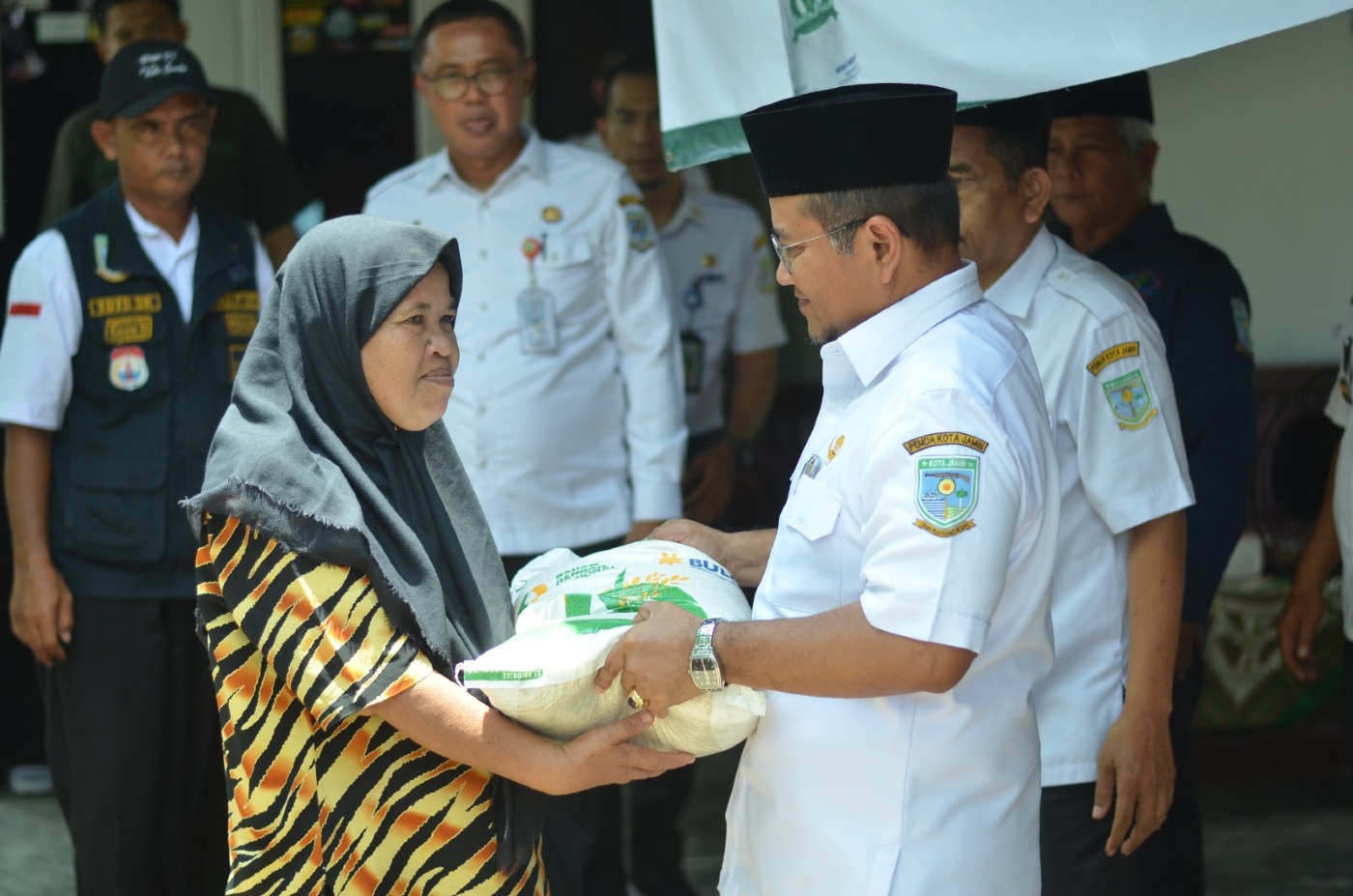 cover 27.364 Keluarga Kota Jambi Menerima Bantuan Pangan Beras