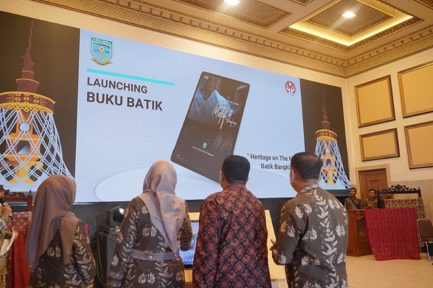 cover Dekranasda Kota Jambi Kembali Terbitkan Buku Motif Teranyar Batik Jambi