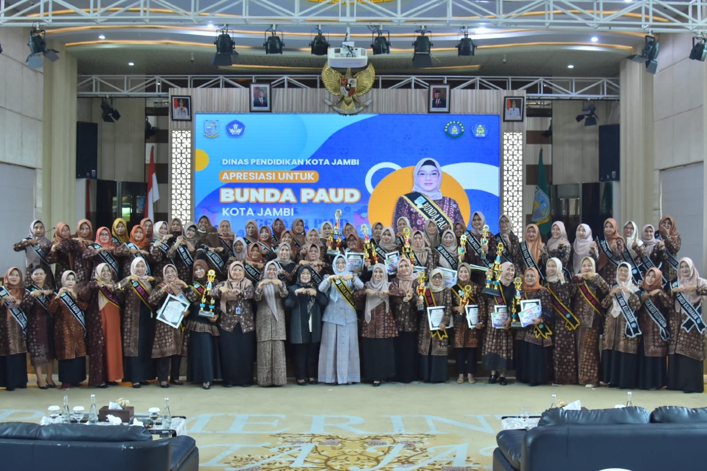 cover Penuh Haru, Anak PAUD Berikan Apresiasi Kepada Bunda PAUD Kota Jambi