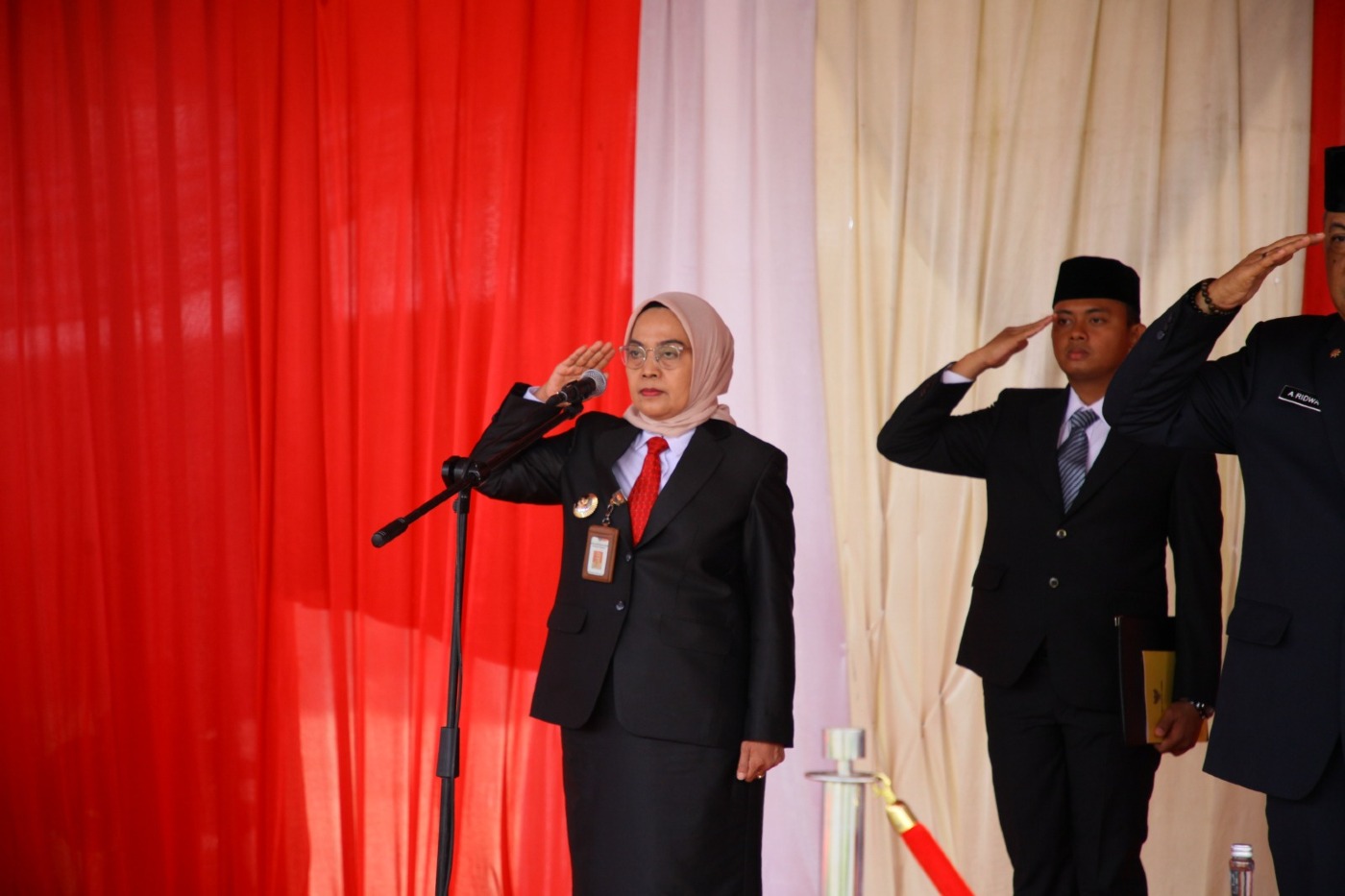 cover Peringatan Hari Pahlawan, Sri Ajak Anak Bangsa Berjuang Lawan Kemiskinan dan Kebodohan