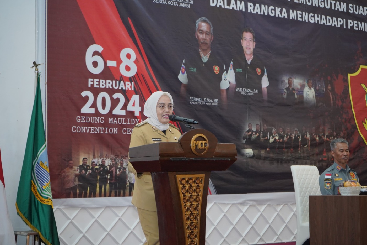 cover Buka Pembekalan Sat Linmas Petugas Pengamanan TPS, Pj Wali Kota Jambi Pastikan Pemilu 2024 Aman dan Kondusif