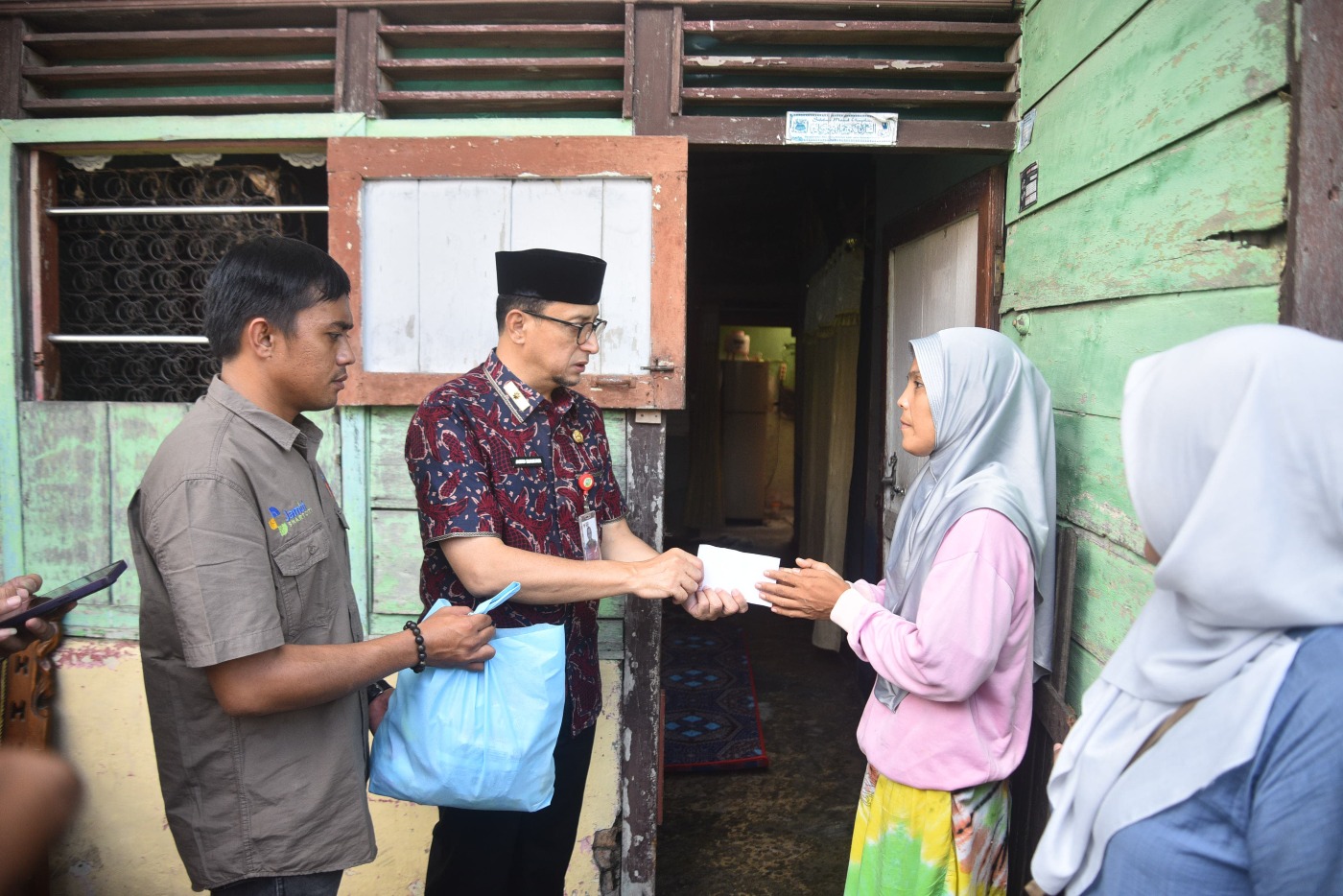 cover Ramadan Berkah, IWAKO dan Diskominfo Santuni Warga Kurang Mampu