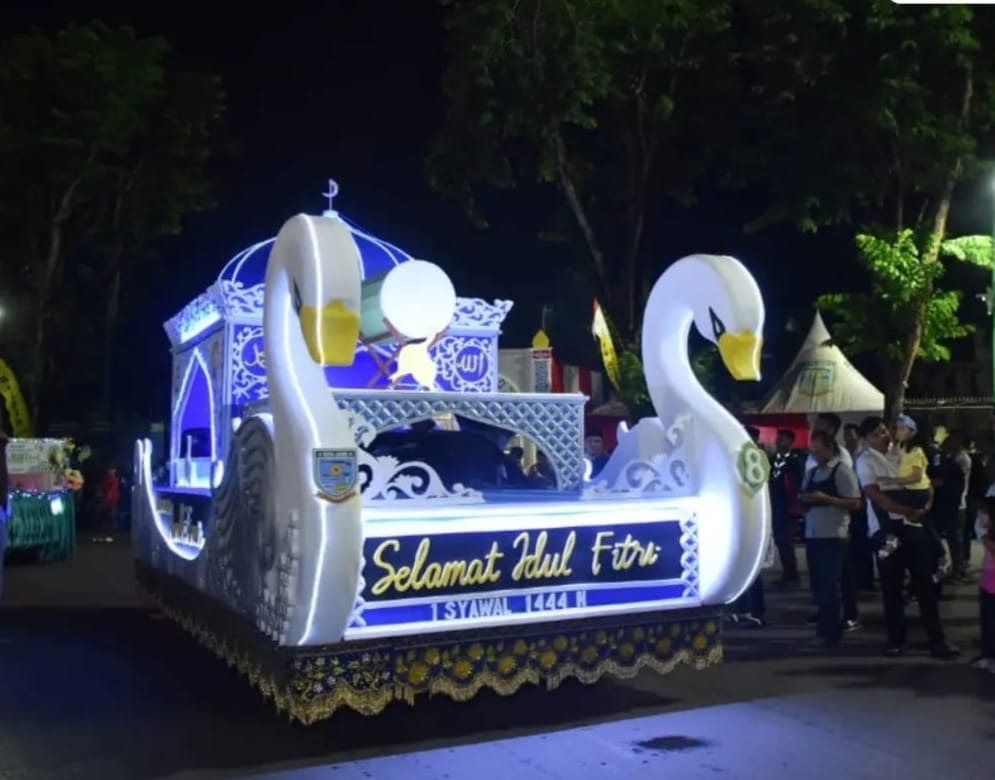 cover Rayakan Idul Fitri ; Pemkot Jambi Akan Gelar Pawai Takbir Keliling Mobil Hias JAMBI - Semarak hari raya Idul Fitri mulai semakin terasa. Hari kemenangan itu akan disambut dengan penuh suka cita di berbagai belahan dunia tak terkecuali di Kota Jambi.