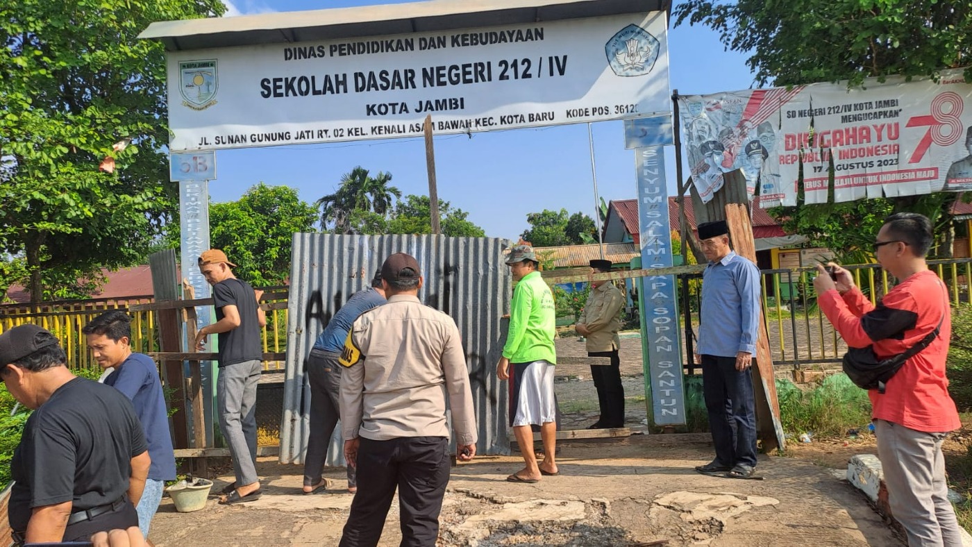 cover Pagar SDN 212 Dibuka, Warga Sambut Gembira, Yani : "Terima Kasih bu Pj Wali Kota"