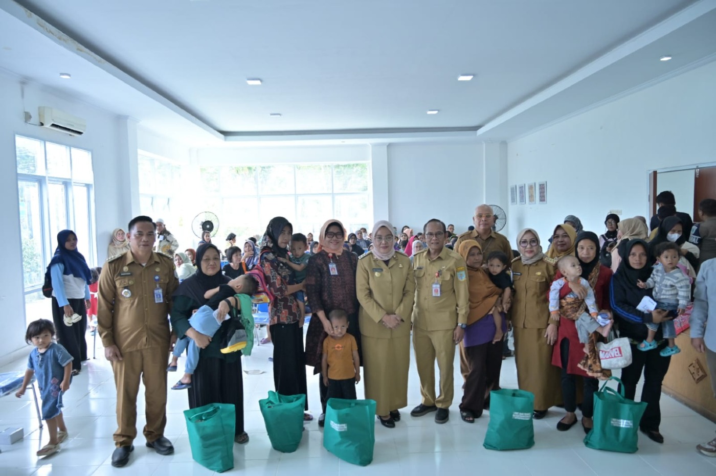 cover Tekan Angka Stunting, Pj Wali Kota Jambi Serahkan PMT Tahap II Bagi Keluarga Beresiko