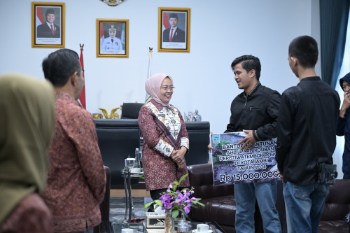 cover Salurkan Bantuan Duka Dari Kemensos RI, Pj Wali Kota Harap Peristiwa Runtuhnya Tembok SMKN 1 Tidak Terjadi Kembali