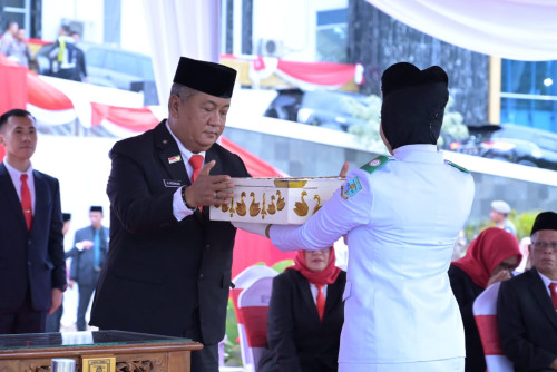 cover Bendera Berkibar Di Balaikota Jambi, Sekda A Ridwan Apresiasi Paskibraka Kota Jambi