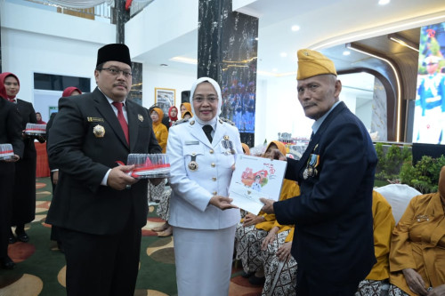 cover Peringati Kemerdekaan, Pj Wali Kota Jambi Santuni Veteran Pejuang Kemerdekaan