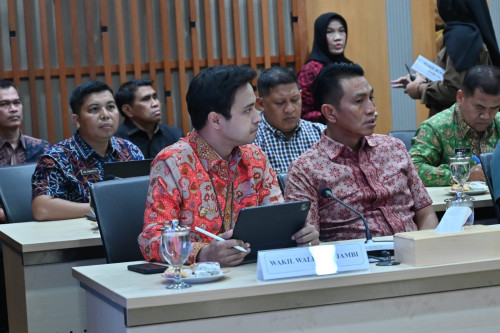 cover Bersama Gubernur, Wawako Diza Perjuangkan Pendidikan Kota Jambi di Hadapan Mendikdasmen