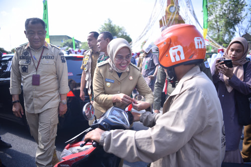 cover Sambut Hari Kemerdekaan, Pj Wali Kota Jambi Bagikan Ribuan Bendera Merah Putih