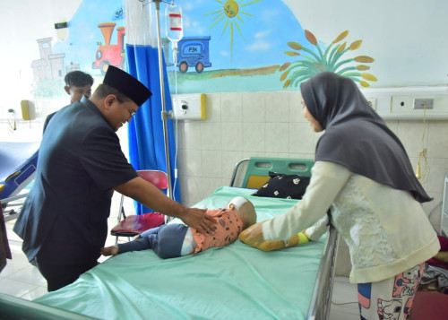 cover Wali Kota Maulana Jenguk Balita Penderita Hidrosefalus : Aktifkan BPJS dan Beri Bantuan Keluarga