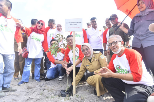 cover Kampanyekan “Menanam Sejuta Pohon”, Pj Wali Kota Jambi Tanam Pohon Bersama REI