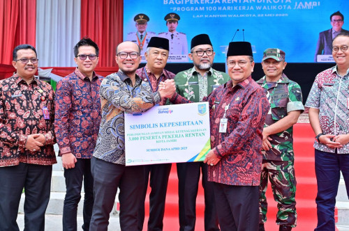 cover 3.000 Pekerja Rentan Dapat Jamsostek Gratis, Wali Kota Maulana Hadirkan Perlindungan Sosial Nyata