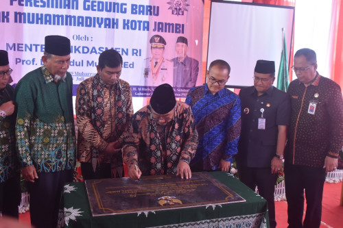cover Resmikan Gedung Baru Sekolah SMK Muhamadiyah Kota Jambi, Mendikdasmen Abdul Mu'ti: Komitmen Pemerintah Dalam Membangun Generasi Yang Kuat dan Hebat