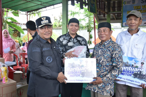 cover Komitmen Wujudkan Pengelolaan Sampah Tertutup , Pemkot Jambi Serahkan Bantuan Alat Penunjang Kebersihan