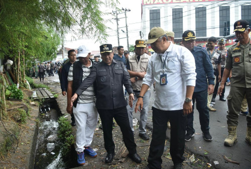 cover Wali Kota Maulana Apresiasi Gotong Royong Jum'at Bersih Korem 042/Gapu, Dorong Penataan Pasar Talang Banjar