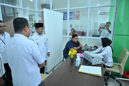 cover Hadir di MPP Kota Jambi, Maulana Pastikan Kepengurusan E-paspor Menyenangkan dan Memudahkan Masyarakat