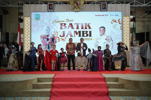cover Meriah, Sekda A Ridwan Buka Fashion Show Batik Jambi