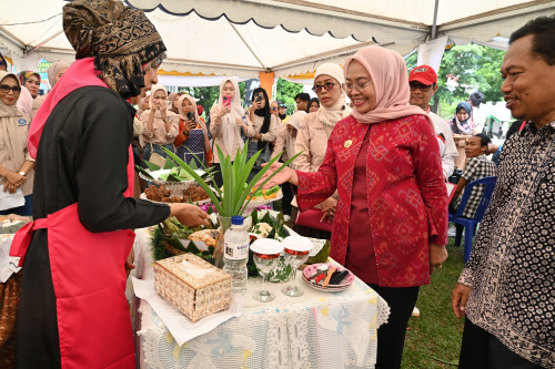 cover Buka Festival Jajanan Bengen, Pj Wali Kota : "Ini kita lakukan supaya kuliner khas Kota Jambi lebih dikenal dan bisa go nasional maupun internasional"
