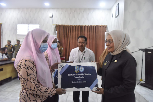 cover Negara Hadir, Pj Wali Kota Jambi Bersama Kemensos Pulangkan Belasan Eks Pekerja Seksual